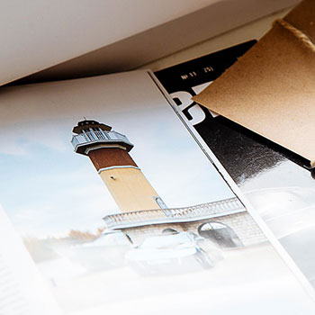 西班牙传奇球星再次登场，球迷热情高涨