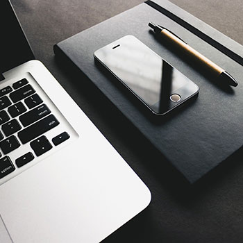 球场上的华丽一幕，团队配合默契无间